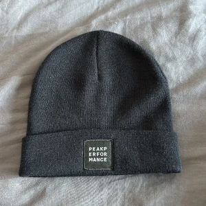 Peak mössa - Jättebra skick, använd ett fåtal gånger. Köparen står för frakten!
