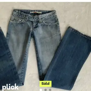 lågmidjade only jeans med snygga detaljer i storlek 26/30! säljer pga de blivit för små för mig tyvärr💖