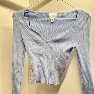 Topp - H&M - Säljer en söt topp från H&M i fint skick, knappt använd. 