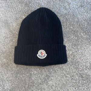 Moncler mössa  - Använd fåtal gånger. Skick 10/10 det är one size. 