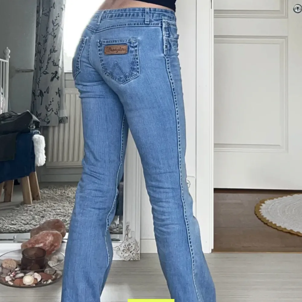 jeans ifrån Wrangler i storlek 34💖 nypris runt 1200kr. Jeans & Byxor.