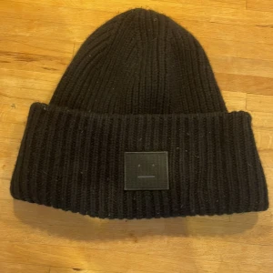 Acne mössa - Acne mössa i bra skick. 