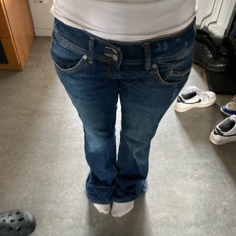 Säljer dessa lågmidjade jeans eftersom dom är för långa på mig som är 155. Inga defekter💘 Innerbenslängd: 77 cm Midjemått tvärs över: 39 cm. Jeans & Byxor.
