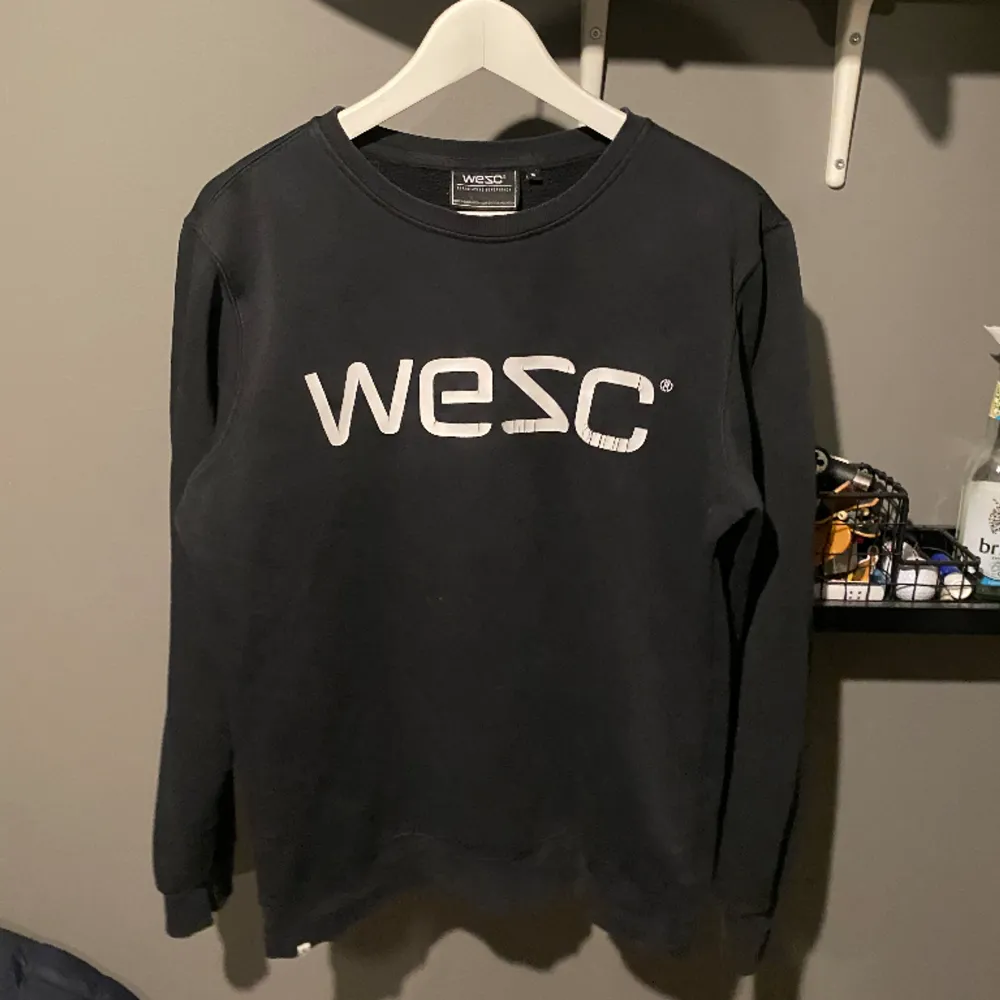 En wesc sweatshirt som är använd men inga skador, ny pris 299kr. Tröjor & Koftor.