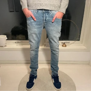 DONDUP JEANS - Säljer dessa extremt feta dondup jeansen. Köptes här på plick men passade inte mig, de är i nyskick och finns inget spår av användning 👍🏻Kontakta för fler bilder!