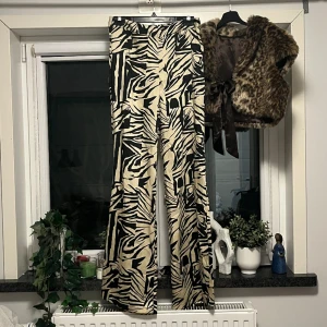 SUPERSNYGGA byxor - Så coola byxor med jättesnyggt mönster! Tryck köp nu!💞💞