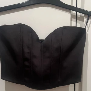 Topp - Säljer denna sjukt söta topp från Zara. Har aldrig använt då den är för liten för mig tyvärr! ( Toppen kan se lite röd ut på bilderna,  men det är för att den är shimrigt) Ordpris 200kr. För fler bilder kontakta mig!