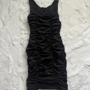 Svart tajt klänning från H&M. Aldrig använd endast testad. Storlek XS passar nog en S oxå då de är bra med stretch