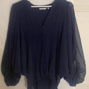 Fin blus med mesh armar