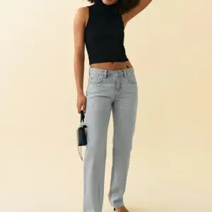 Jag säljer dessa jättefina mid waist grå jeans från Gina i storlek 36💞 Jeansen är använda en gång och har därför inga defekter, säljer pga att den aldrig kommer till användning. Meddela mig för mer information🩷