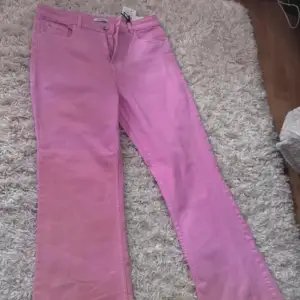 Så snygga rosa jeans, passar tyvärr inte mig men kan ta fler bilder om det önskas ❤️ prislapparna kvar! Pris kan diskuteras 💕