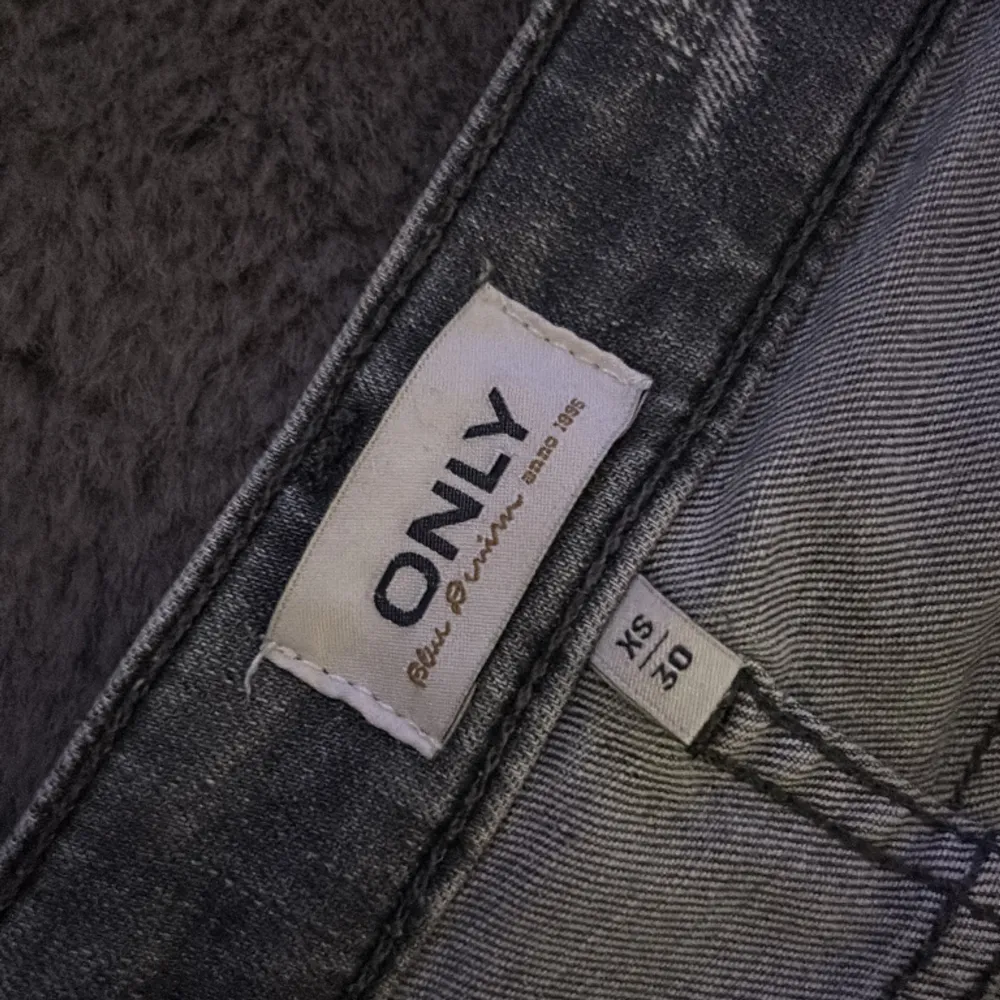 Säljer nu dessa only byxorna i fint skick. Strl xs längd 30 . Jeans & Byxor.