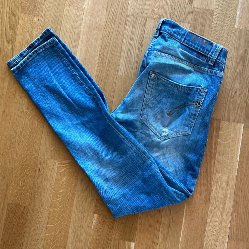Ett par riktigt fräscha dondup jeans i storlek 32. Jeansen är i riktigt bra skick och är väldigt trendiga. Pris går att diskuteras vid en snabb affär!. Jeans & Byxor.