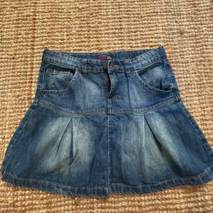 Jeanskjol  - Super snygg jeans kjol. Den passar inte mig så har därav inga bilder på