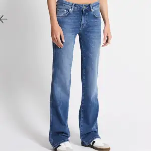 Jättesnygga Low waist jeans med fickor från 157. Aldrig använda. Säljer då dem är försmå för mig som är 169. Nytt pris 400kr 