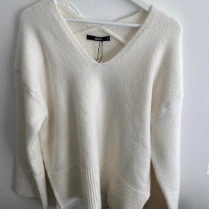 Vit stickad tröja  - Superfin vit stickad tröja som aldrig kommit till användning(prislapp finns kvar)💗lägger upp igen