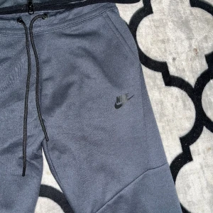 Nike tech fleece mörk blå - Använd Max 2 gånger helt fräsch och ny i storlek m färgen är mörkblå och är jätte bekväm att ha på sig 
