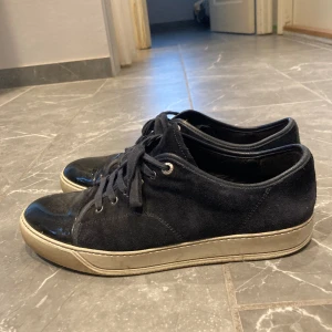 Mörkblåa lanvin skor - Skorna är i UK 10 vilket ungefär motsvarar storlek 45. Skorna är i hyfsat fint skick. Skriv för mer frågor!