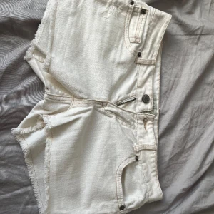 Vita jeans shorts  - Det står ingen storlek men skulle säga att det är i xs typ. Det är i bra skick. 