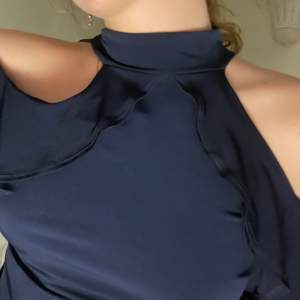 Marinblå tröja med detaljer. ”off shoulder”. Den är lite för liten för mig, så kanske inte sitter perfekt på bild. Storlek XS. Okänt märke. Mycket bra skick, använd enstaka gång. 