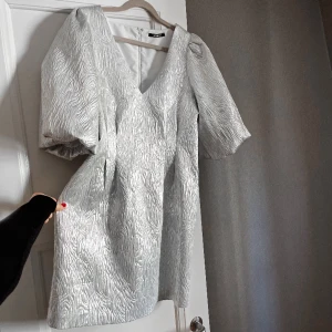 Silvrig klänning - Aldrig använd 