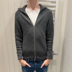 Full zip - Säljer denna snygga full zipen från East west i storlek S |skick 9,5 av 10| tröjan är använd fåtal gånger och har inga skador.  Köpt på brothers för 1200kr, vårt pris 449kr. Kontakta oss om ni har frågor eller funderingar!