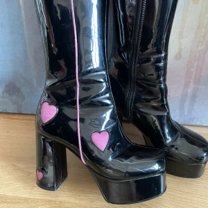 Höga lamoda boots - Skitsnygga lamoda skor, klacken är ca 10cm men lätt att gå i då den är väldigt bred. Min absoluta favorit skor, men säljer dem då de är tyvärr för små för mig. Köptes för 800kr. Storlek 37, används några enstaka tillfällen men är i bra skick 