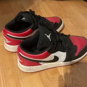 Jordan low  - Säljer mina Jordan lows köpte i USA då de inte kommer till användning, bra skick, tvättas innan de skickas iväg. Köpte för 3000 pris kan diskutera