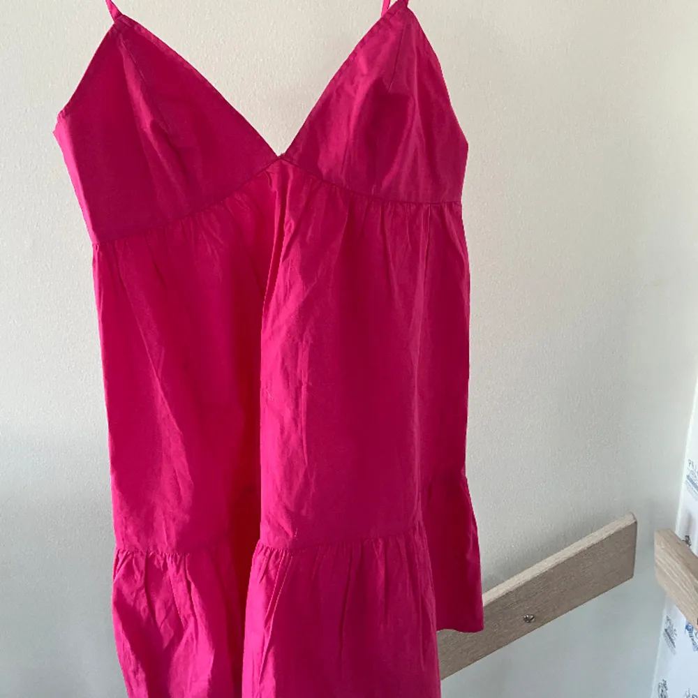 Super söt rosa klänning från från BilBok, helt ny och har lappen kvar💕strl xs men den passar en S också, och man kan ändra längden på banden. Klänningar.