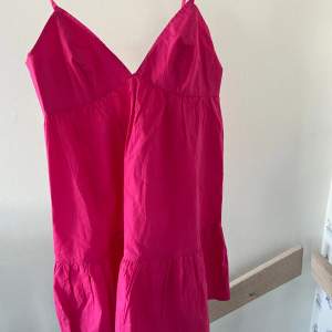 (Kan gå ner i pris vid snabb affär)Super söt rosa klänning från från BilBok, helt ny och har lappen kvar💕strl xs men den passar en S också, och man kan ändra längden på banden