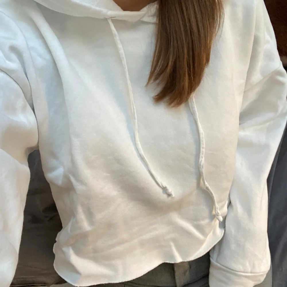 Kritvit houdie med stor luva! Knappt använd, perfekt till våren!. Hoodies.