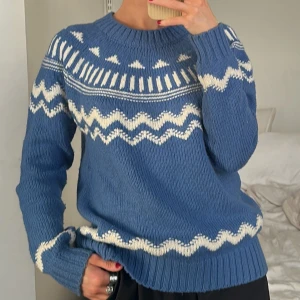 Stickad tröja  - Stickad tröja köpt på FatFace i London. Storlek 38 men tycker den är lite liten i storleken, skulle säga att den är mer som 36! Superbra skick och så skön, inte alls stickig! 