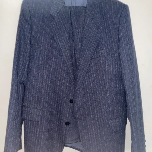 Coolt kostymset - I bra skick, herrstorlek - lite stor för mig som är en kvinnlig 38 i byxorna men det är en fet snygg look om man stylar rätt❤️ 200 kr för båda, 120 för kostymen och 90 för byxorna