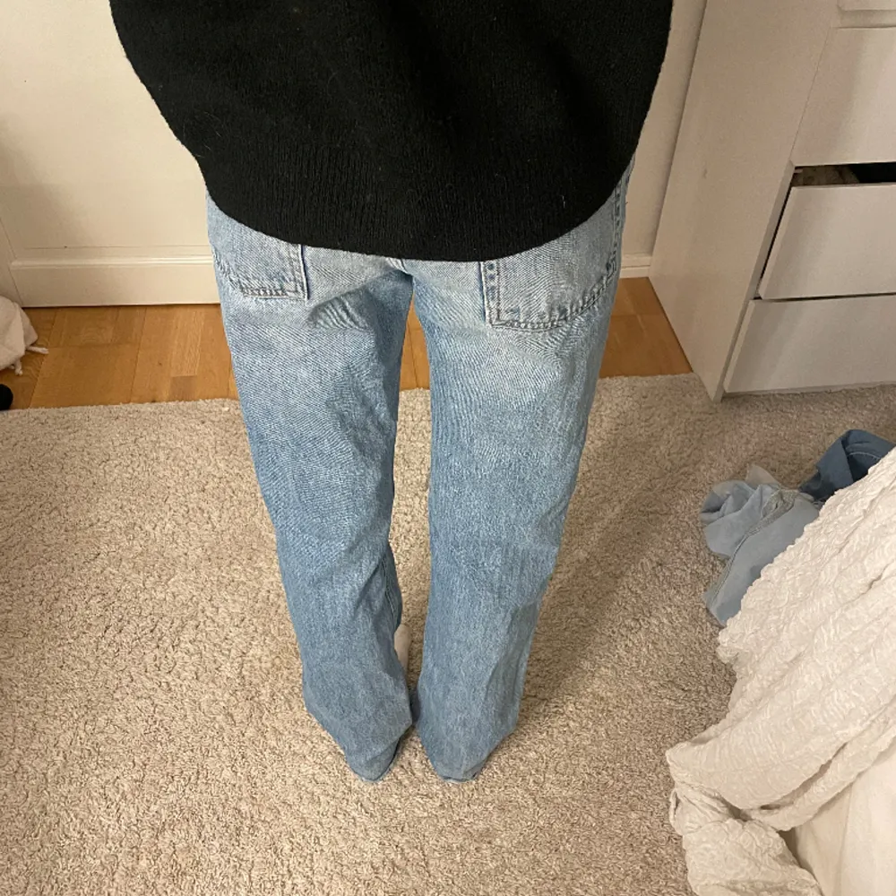 Super fina jeans köpta från zara för flera år sedan, man kan ha de både Lågmidjade och midwaisted. De är raka i passformen❣️. Jeans & Byxor.