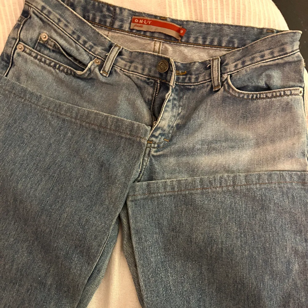 Super fina low rise flare jeans🎀  Tyvär så passar dem inte mig så bra därför säljer jag de. Har fina detaljer på backfickan och ser super bra ut.❤️ ⚠️priset kan diskuteras ⚠️. Jeans & Byxor.