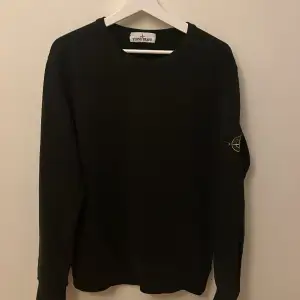 En svart Stone Island Sweatshirt i väldigt bra skick, inga defekter finns. Den är i storlek M men funkar även som S och även L! Säljer den för att den inte används längre!