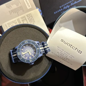 Swatch Blancpain - Atlantic Ocean  - En av dom fettaste klockorna I Europa. I en grischig blå kollaboration mellan Blancpain och Swatch. Köptes i Zürich och är helt ny! Den lyser i mörkret med en sån styrka att du kan vakna under en bro efter ett party och fortfarande se tiden! Pris kan lätt diskuteras vid snabb affär.