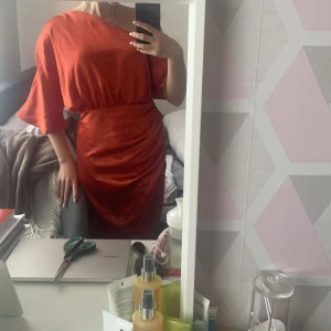 Figurnära klänning  - Sexig offshulder klänning, slits och Axel detalj.   Oanvänd med prislapp på 