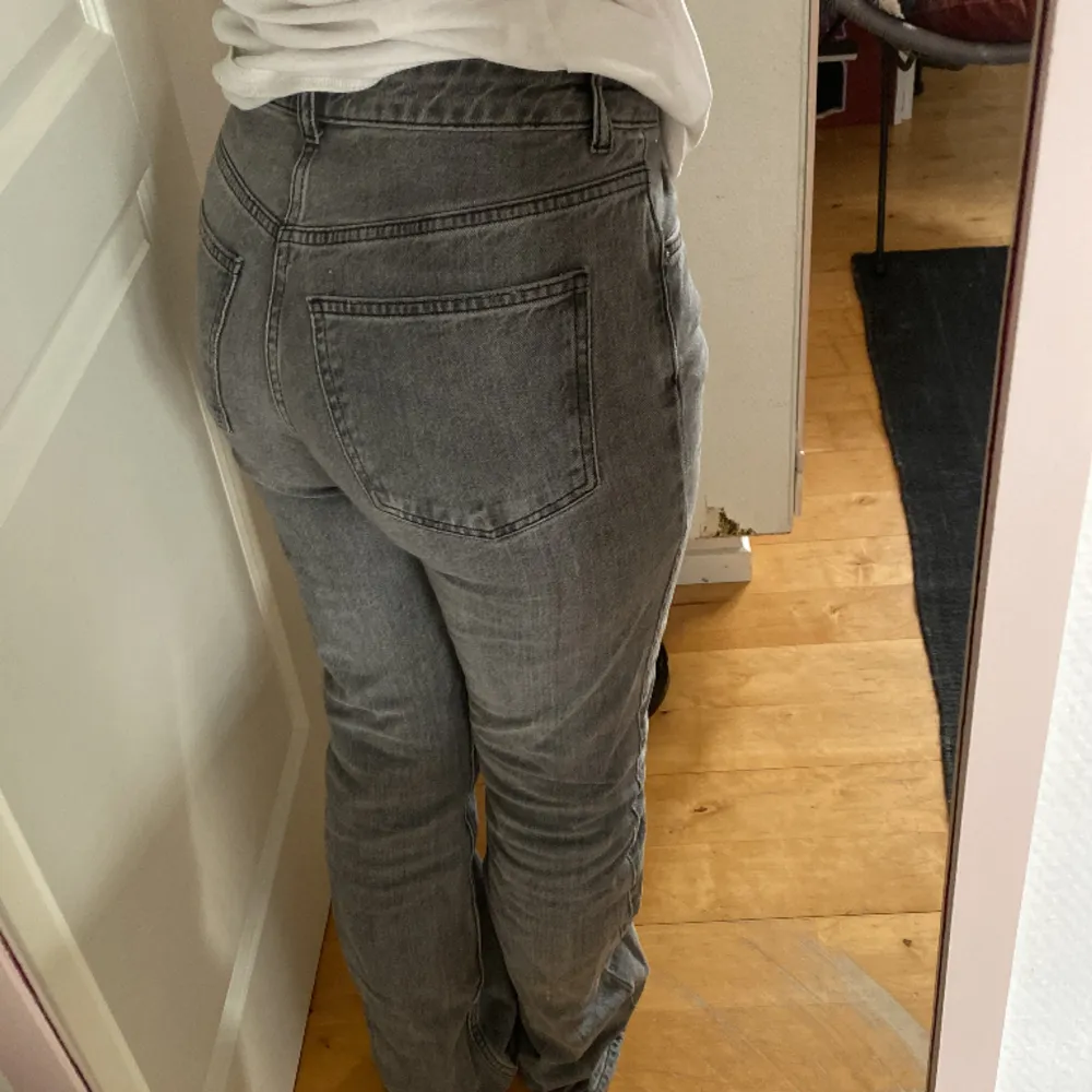 Gråa jeans från Gina tricot som ej används längre. (hål på ena sidan vid hälen, hör av dig för bilder) . Jeans & Byxor.