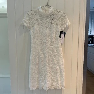 Studentklänning - Jättefin och oanvänd klänning från Nelly med öppen rygg, perfekt för skolavslutning eller student! Säljs då den tyvärr inte passar💕 Storlek: 36