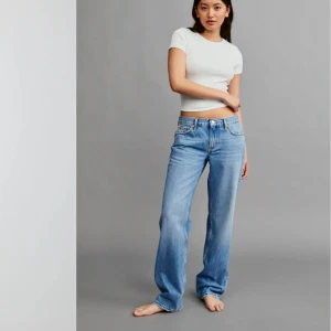 low straight jeans Gina Tricot - Säljer mina low straight jeans från Gina Tricot då det blivit för små för mig. Det är i bra skick och som ni ser på tredje bilden har jag sprätt upp sömmen där nere så de skulle passa mig. Jag personligen tycker det bara är en snygg detalj😍 