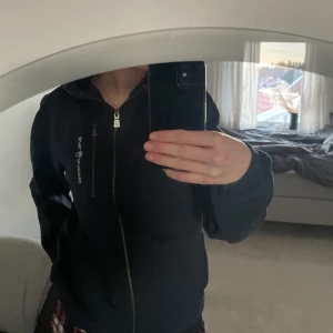 Sail racing - Superfin Sail racing Hoodie, använd Max 5gg, storlek 176 i barn men passar mig som har xs/s, köpt för 1000kr