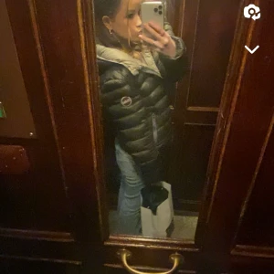 Colmar jacka  - Jätte fint skick, använd under den här vintern, inte för kall men ändå inte för varm jacka funkar på våren och hösten också, färgen är mörk grön men ser svart ut i vissa ljus, pris går att diskuteras