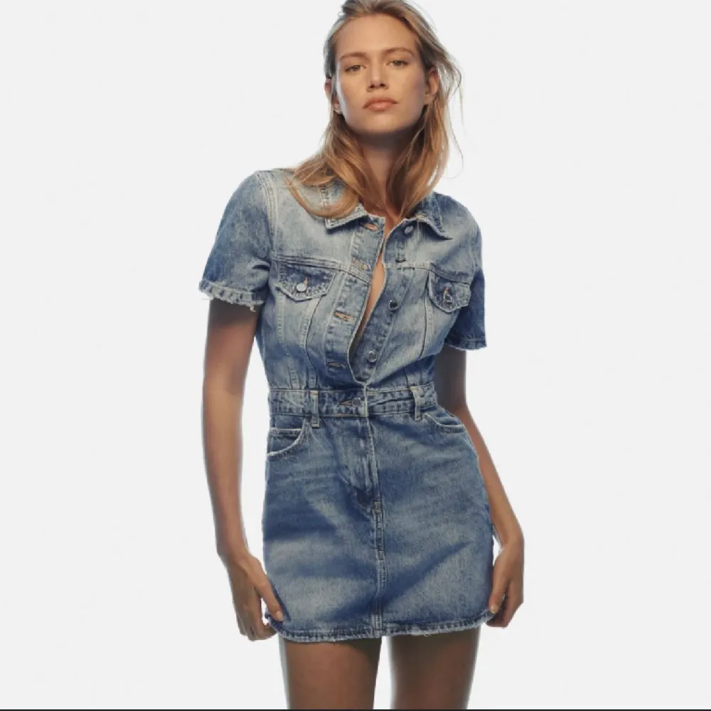 Jättesnygg jeansklänning från Zara, säljer pga den tyvärr är för stor för mig😪perfekt till vår/sommar☀️🩵🩵 I toppenbra skick och nästintill oanvänd, i storlek S🩵använd gärna köp nu funktionen eller skicka prisförslag!🥰🩵kan skicka egna bilder privat!. Klänningar.