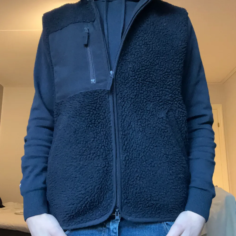 En fett snygg fleece väst nu till våren. Den är i storlek M, 9/10 i skick. Endast 299kr. Färgen är navy blue. . Jackor.