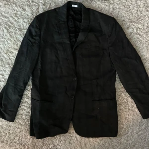 Herrkavaj Calvin Klein - Herrkavaj från Calvin Klein, bra skick! Storlek står inte men skulle tippa på ca L-XL? Snygg att ha som en oversized kavaj speciellt nu till våren!