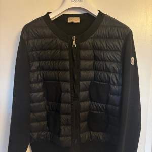 Säljer nu min moncler cardigan. Den är i fint använt skick. Finns tyvärr inget kvitto, qr-kod att skanna i jackan för äkthetsbevis. Köpt på Olséns i Helsingborg.  Nypris: 8500:- Pm för mer bilder.  Inga byten!