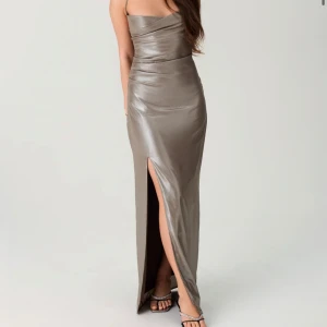 Metallic Långklänning -  klänning från Adoore. Nypris 1595kr. Aldrig använd