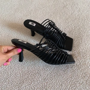 GinaTricot remsandaler med klack - Utan anmärkningar. Nya utan prislapp. Aldrig använda.