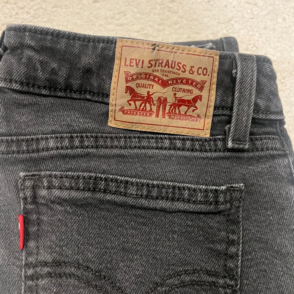 Väligt lågmidjade jeans från Levi’s. Dom är i mycket bra skick inga skador på jeansen. Sparsamt använda 2-3 gånger. Storlek 25 midjemått 66,7cm höftmått 88,9cm. Säljer då lågmidjat ej faller i smaken på mig själv. Ordinare pris 919kr . Jeans & Byxor.